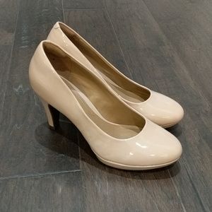 Clarks nude patent leather heels